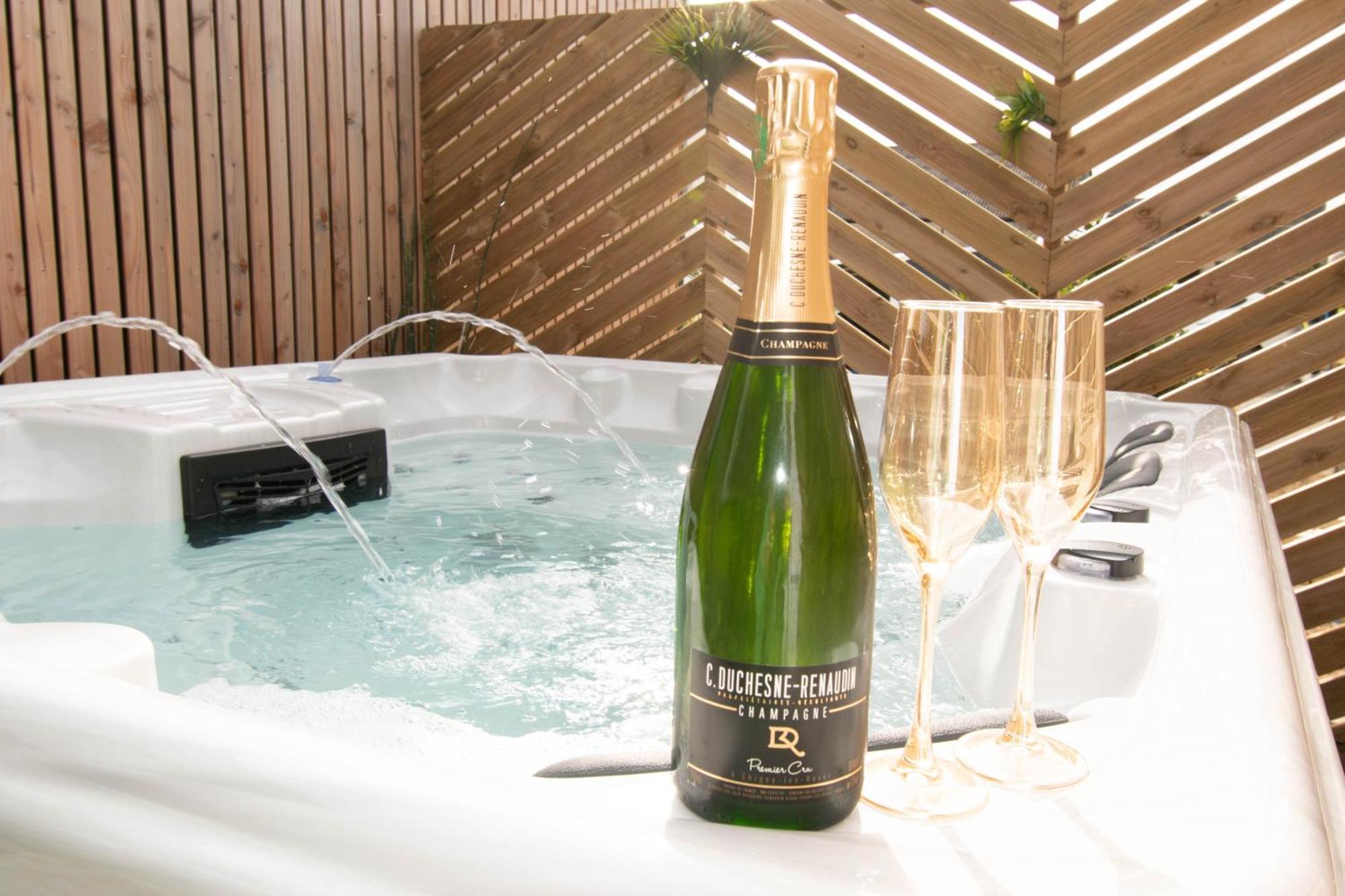 Studio Les 2 Fees - Jacuzzi - Deco Feerique Montfort-sur-Meu Kültér fotó