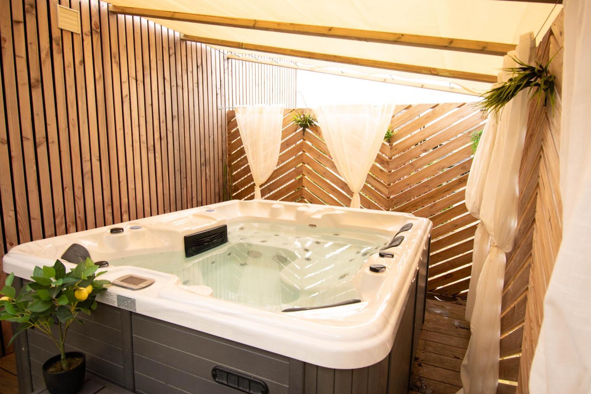 Studio Les 2 Fees - Jacuzzi - Deco Feerique Montfort-sur-Meu Kültér fotó
