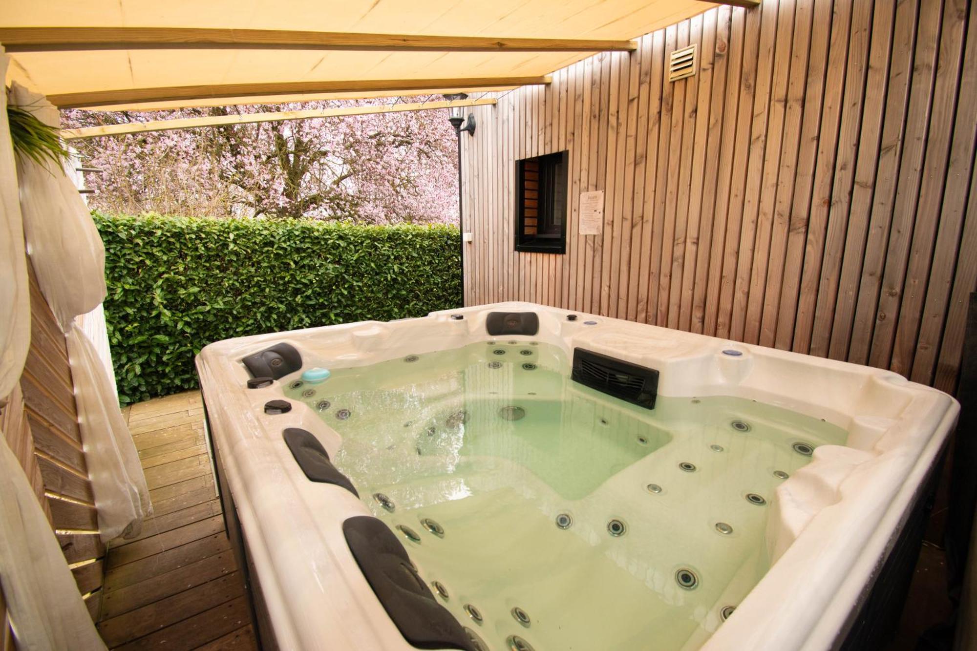 Studio Les 2 Fees - Jacuzzi - Deco Feerique Montfort-sur-Meu Kültér fotó